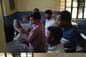 मुड़गुड़ी पहाड़ी के ठीक सामने एक बाइक अनियंत्रित होकर गिरी, बाइक सवार तीन लोग हुए घायल