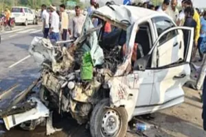 बस कार की टक्कर से दो की मौत तीन गंभीर घायल 