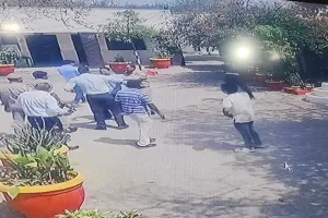 नगर मजिस्ट्रेट ने पीडब्ल्यूडी के कर्मचारी को कार्यालय से खींचकर पींटा 