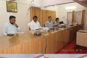 जनप्रतिनिधियों  ने नई सड़कों के निर्माण की कार्ययोजना बनाने के सम्बन्ध में अधिकारियों के साथ किया बैठक