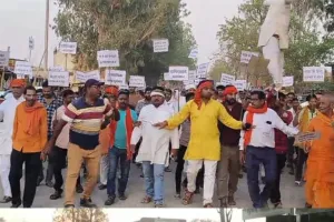 कोन में पहलगाम आतंकी हमले के खिलाफ विश्व हिंदू परिषद का आक्रोश, पाकिस्तान का  फूंका पुतला