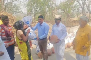 भगवान भजनाश्रम सेवा ट्रस्ट ने घाटा कोलान बस्ती में बांटी राहत सामग्री, एसडीएम ने की सराहना