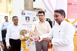 विधायक फूलपुर एवं मण्डलायुक्त ने अन्तर्राष्ट्रीय श्रमिक दिवस के अवसर पर आयोजित कार्यक्रम का  किया शुभारम्भ।