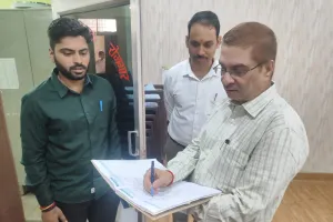 जिलाधिकारी ने विकास भवन में मारा छापा, 36 कर्मचारी मिले गायब