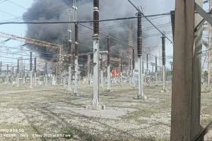 ओबरा बीटीपीएस स्विच यार्ड में भीषण आग, आसमान में छाया काले धुएं का गुबार