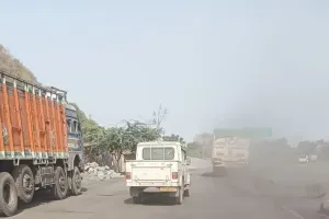 अनपरा-शक्तिनगर राज्यमार्ग नियमों की अनदेखी से कोयला और राख का बेलगाम परिवहन, प्रदूषण से कराहते क्षेत्रवासी