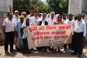 कचहरी गेट पर दुद्धी को जिला बनाने की मांग को लेकर   अधिवक्ताओं  ने जमकर किया  प्रदर्शन व नारेबाजी