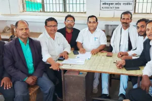 वकीलों ने किया जनपद न्यायालय परिसर में पानी सहित अन्य  दुर्व्यवस्थाओं को  तत्काल हल करने की मांग