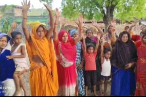 सोनभद्र के डाला बाड़ी क्षेत्र में ब्लास्टिंग से ग्रामीणों का जीवन अस्त-व्यस्त, सरकार से लगाई गुहार