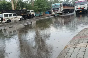 हाइवे पर भरा बरसाती पानी,  निकासी न होने से लोगों को हो रही फजीहत