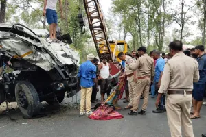 रनटोला गांव के समीप  ट्रेलर के पलटने से इंजन में लगी आग, चालक की जिंदा जलकर मौत