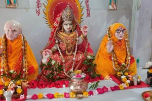 ओबरा में गंगा दशहरा और गायत्री जयंती के अवसर पर गायत्री परिवार द्वारा शर्बत और अंगवस्त्र वितरण