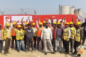एसीसी सीमेंट प्लांट गेट पर बकाया मजदूरी को लेकर मजदूरों का प्रदर्शन