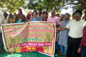 मुख्य विकास अधिकारी ने किया दौरा, विलुप्त हो रहे  चिरौजी के वृक्षों के पुनरूद्धार करने हेतु किसानों से की चर्चा