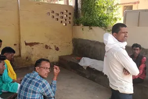 बरहपान गांव में मैजिक जीतो वाहन पलटने से एक युवक की हुई मौत, तीन घायल