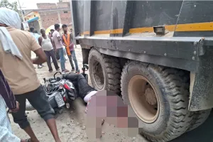 गोरखपुर: गोपालपुर मोड़ पर कहर बनकर आया डंपर  पिता की मौत, बाल-बाल बचा बेटा