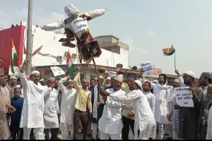 ओबरा में मुस्लिम समुदाय का आक्रोश, पाकिस्तान के पुतले का दहन कर आतंकवाद के खिलाफ बुलंद की आवाज