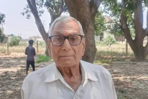 90 साल के पिता और 75 साल की वृद्ध मां को साथ लेकर कौन मांगता है रंगदारी ?