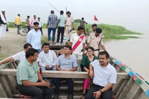 डीएम ने बाढ़ प्रभावित क्षेत्रों का भ्रमण कर सीधा संवाद किया