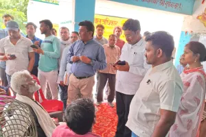 भारत सरकार के उपसचिव ने सोनभद्र के चतरा में दिव्यांगजनों की सुविधाओं का किया निरीक्षण