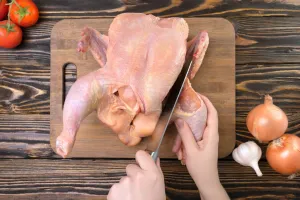 पाठकगंज गांव में मुर्गे की दुकान बनी ग्रामीणों के लिए सिरदर्द, मंदिर के पास फैलाई जा रही गंदगी और दुर्गंध