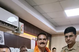 व्यापार मंडल के कार्यक्रम में एसएसपी फिरोजाबाद द्वारा एनआइटी न्यूज़ के चीफ एडिटर राजू उपाध्याय का पट्टिका पहनाकर स्वागत किया 