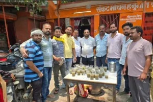 ओबरा नगर में एकादशी के अवसर पर लोगों को पिलाया शरबत, लोग बने पुण्य के भागीदार