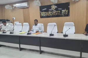 जिलाधिकारी ने तकनीकी पदाधिकारी के साथ समीक्षात्मक बैठक 