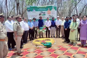 मीरजापुर का भ्रमण के उपरांत बी0एच0यू0 साउथ कैम्पस सभागार में की गई एक बैठक