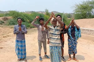 सोनभद्र उत्तर प्रदेश पावर कार्पोरेशन विभाग की घोर लापरवाही से ग्रामीण परेशान, 1 महीने से टूटा पोल और सड़क पर बिखरे तार