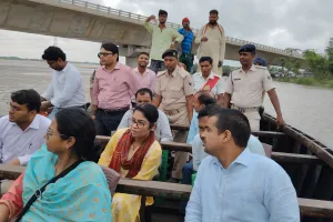 जिलाधिकारी ने नाव पर सवार होकर किया बाढ़ क्षेत्रों का स्थलीय भ्रमण