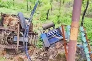 रेणुकूट में बिजली विभाग की लापरवाही आई सामने, घटिया निर्माण से गिरा ट्रांसफार्मर