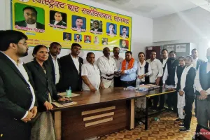 अधिवक्ताओं ने आलमारी एवं मेज दान स्वरूप डिस्ट्रिक्ट बार एसोसिएशन वेलफेयर ट्रस्ट सोनभद्र को सौंपा