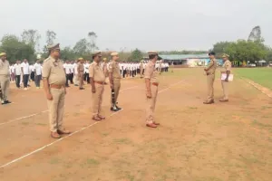 सोनभद्र में एएसपी मुख्यालय ने किया परेड का निरीक्षण, दिये दुरुस्त रहने के निर्देश