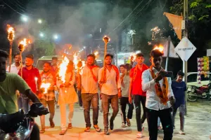 अखिल भारतीय विद्यार्थी परिषद ने ओबरा में आपातकाल के 50 वर्ष पूरे होने पर निकाला मशाल जुलूस