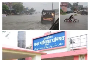 सोनभद्र रावर्ट्सगंज की बदहाली वाराणसी-शक्तिनगर मुख्य मार्ग बना तालाब, नगर पालिका की लापरवाही उजागर