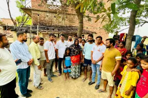 आगज़नी की मार से टूटे राजेश गौतम का हौसला बने विवेक मौर्य