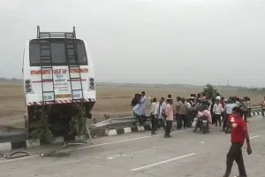 गोरखपुर में भीषण बस हादसा: बारातियों से भरी बस खाई में गिरी, कई घायल, इलाके में मातम