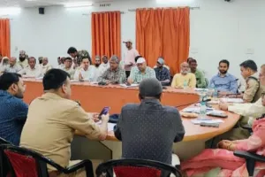 जिलाधिकारी की अध्यक्षता में आगामी त्यौहार गंगा दशहरा, बकरीद को आपसी भाई-चारे एवं शांतिपूर्ण ढंग से मनाये जाने के दृष्टिगत शांति समिति की बैठक संपन्न