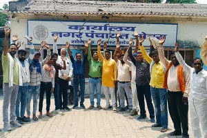 ओबरा के गजराज नगर में नाली और सड़क के अभाव से हाहाकार, निवासियों ने दी धरने की चेतावनी