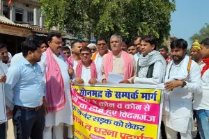 कोन  तेलगुड़वा जर्जर सड़क को लेकर सपा कार्यकर्ताओं  ने किया पैदल मार्च, लोगों में भारी आक्रोश