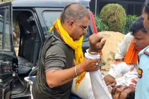 रेणुकूट में दिल दहला देने वाला सड़क हादसा , बाइक पर सवार दो युवकों को कुचलकर भागा ट्रक चालक