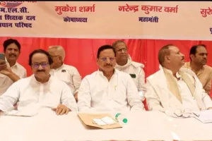 उत्तर प्रदेश माध्यमिक शिक्षक संघ द्वारा शिक्षा निदेशक कार्यालय में धरना दिया।