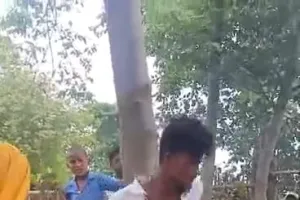 सोशल मीडिया पर फोटो वायरल की ‘सज़ा’ – युवक को खूँटे से बांध झाड़ू-सैंडल से की पिटाई, वीडियो वायरल