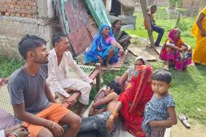 पति की मौत पर पत्नी,पति वियोग में दहाड़ मार मार कर सड़क किनारे चिल्लाती रही*