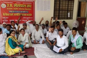 सिद्धार्थनगर में लेखपाल संघ का  धरना चौथे दिन भी जारी: पांचो तहसीलों में कार्य बहिष्कार, स्थानांतरण और निलंबन के विरोध प्रदर्शन