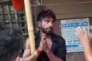 समस्तीपुर में मंदिर परिसर में युवक की पिटाई, वीडियो वायरल