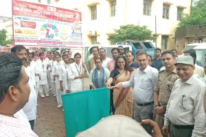 जिलाधिकारी ने संचारी अभियान की रैली को हरी झंडी दिखा कर किया रवाना