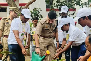 पुलिस अधीक्षक सोनभद्र ने किया पौधारोपण, जनता से एक पौधा एक संकल्प का आह्वान