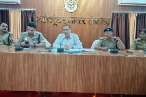 सावन मास में कावर यात्रा को सकुशल सम्पन्न करने हेतु जिलाधिकारी व पुलिस अधीक्षक ने धर्मगुरूओं व अधिकारियों के साथ की समन्वय बैठक